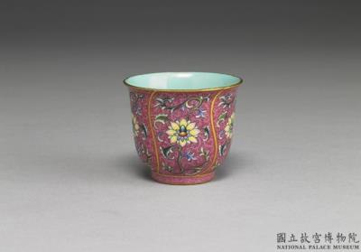 图片[2]-Hollyhock-shaped cup and tray set in yang-ts’ai enamels with incised red ground pattern of flower brocade and Indian lotus décor 1742 (Ch’ien-lung reign)-China Archive